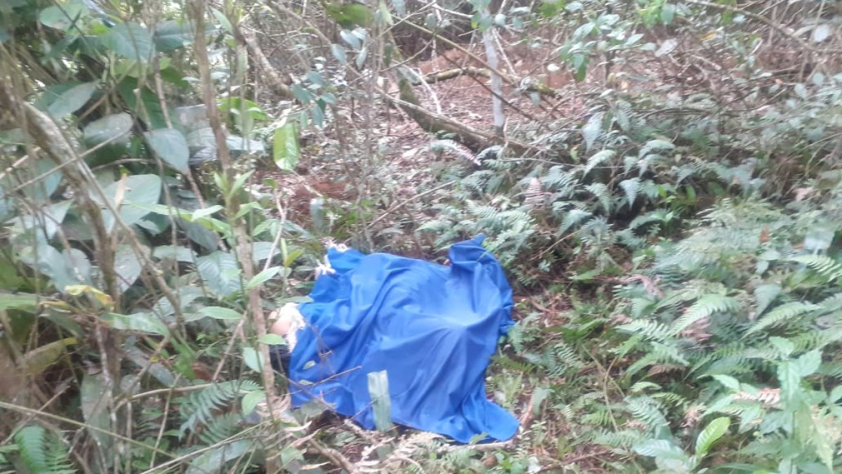 El cuerpo de la señora fue cubierto mientras llegaban los agentes.