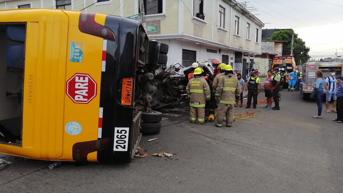 Los dos automotores fueron llevados al Centro de Retención Vehicular (CRV) de Guayaquil.