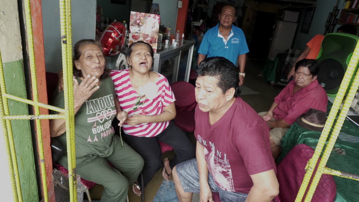 Tres generaciones celebraron a las madres en las calles 38 y Francisco Segura.