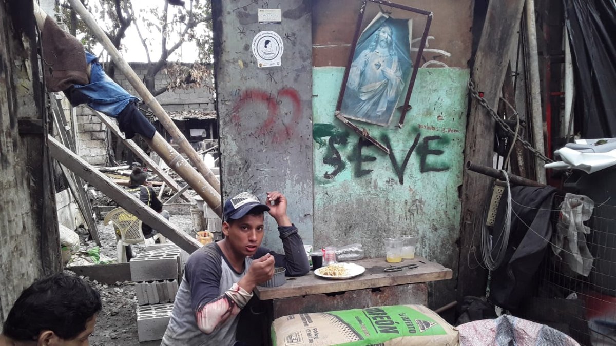 En un lugarcito de lo que fueron sus viviendas, la 'pipol' se sienta a 'jamear' lo que buenamente les regalan.