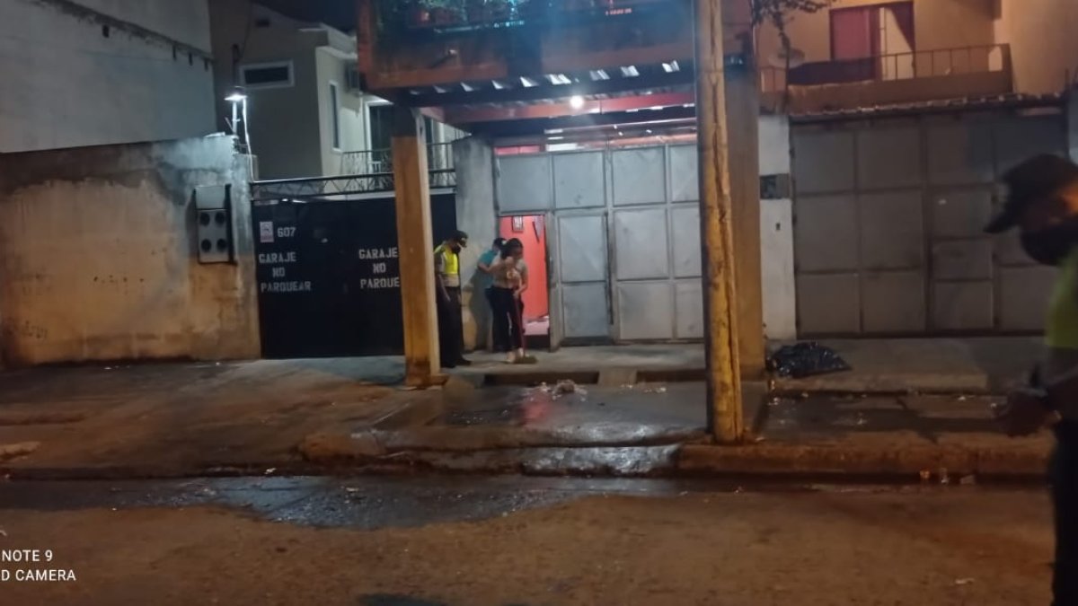 En el portal de esta casa estaba la familia que disfrutaba del cumpleaños de una menor de edad.