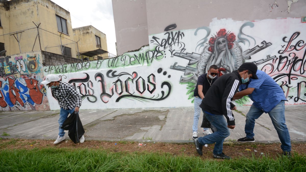 Realizan limpieza de parques y jardines en el sur de la capital.
