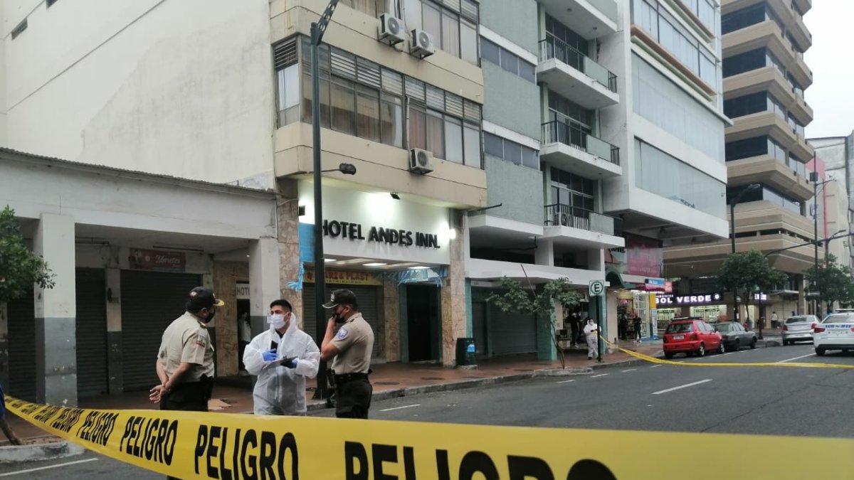 El hombre se habría tirado desde un hotel.