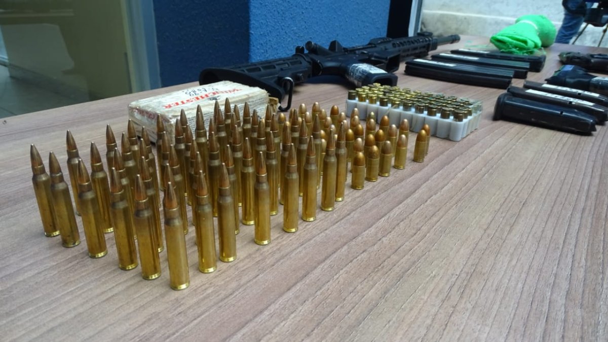 Los pertrechos mostrados por la Policía luego de su incautación.