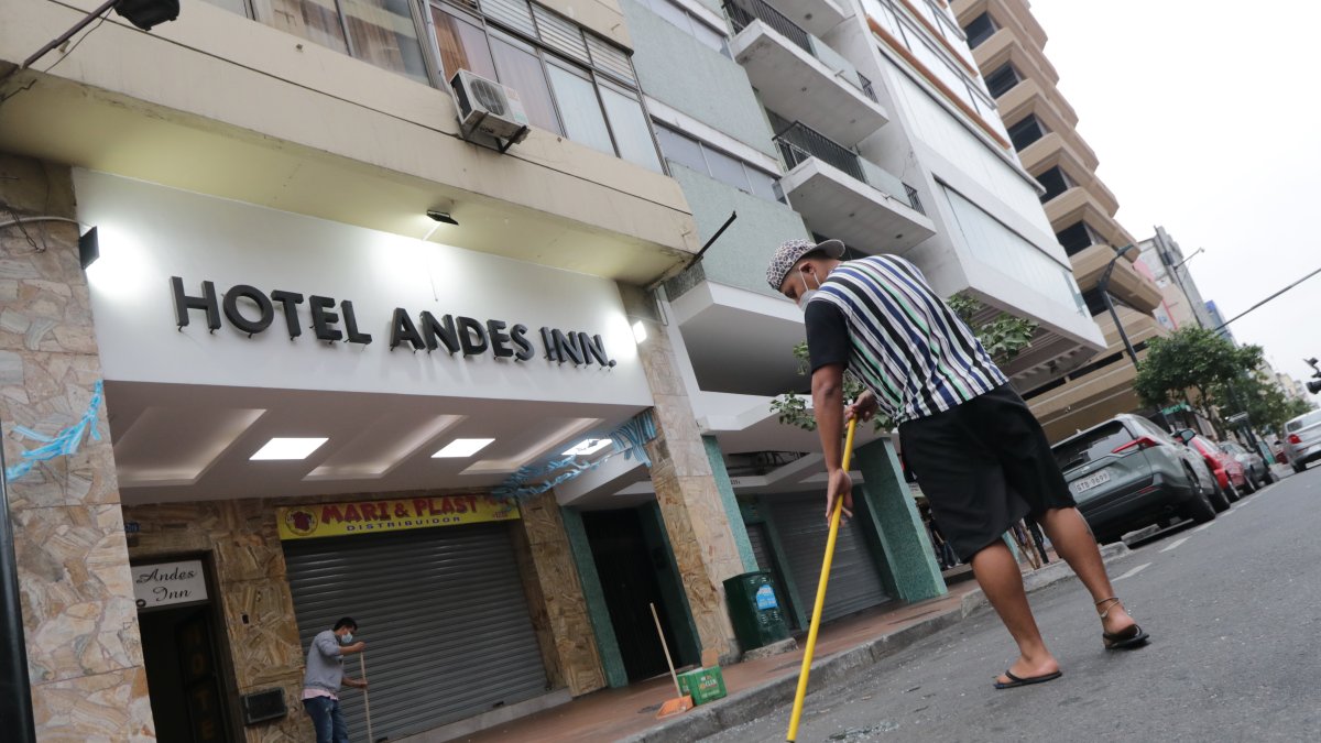 Personal del hotel limpió el sitio en el que cayó la víctima.