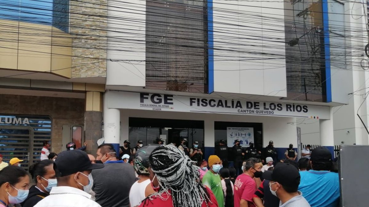 Varias personas derramaron lágrimas de desesperación afuera de la entidad.