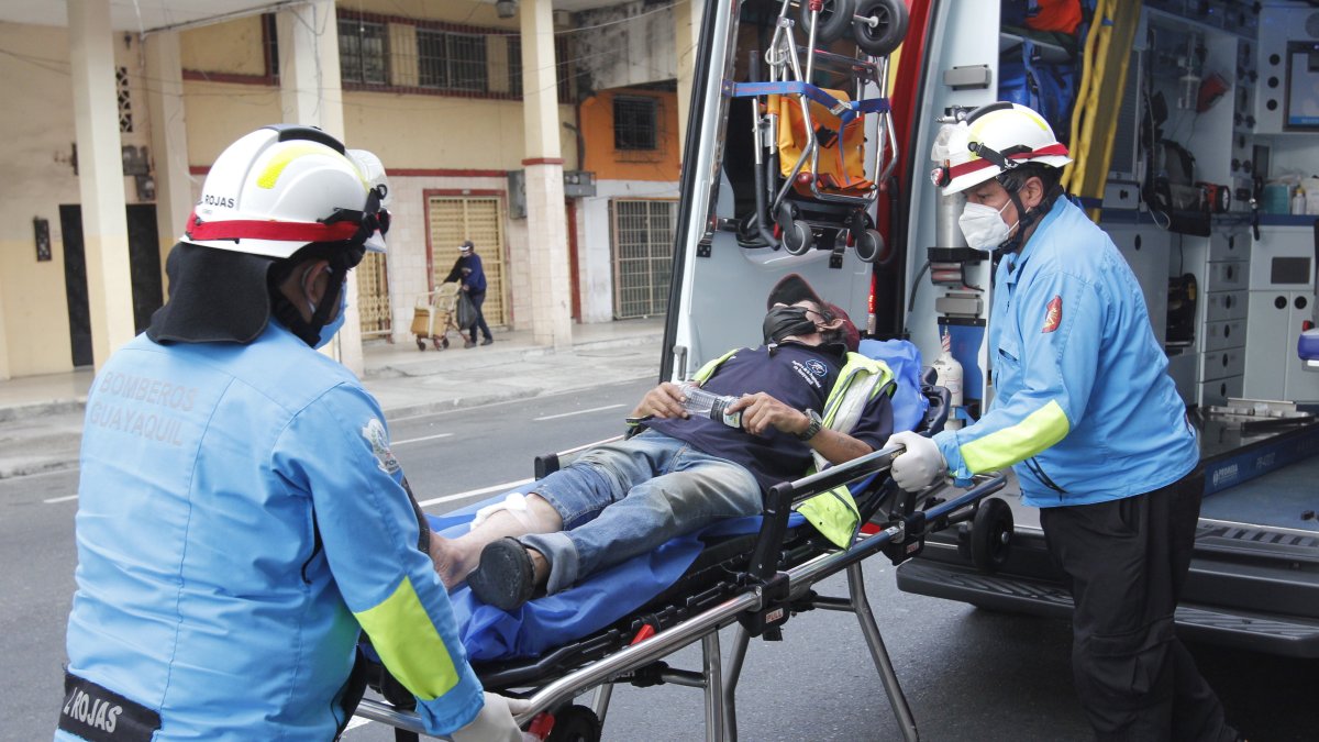 El herido fue embarcado en una ambulancia del Cuerpo de Bomberos de Guayaquil.