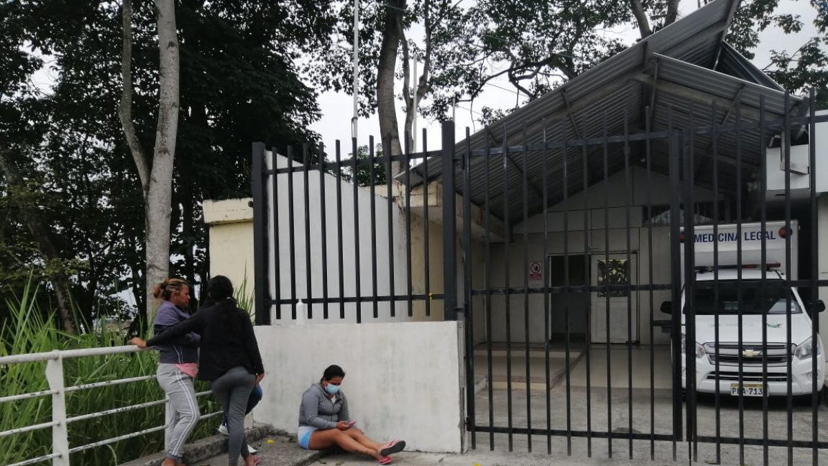 Los familiares sacaron a la fuerza a Cristian Lamilla del hospital de Quevedo para llevarlo a una clínica, donde se confirmó su deceso.