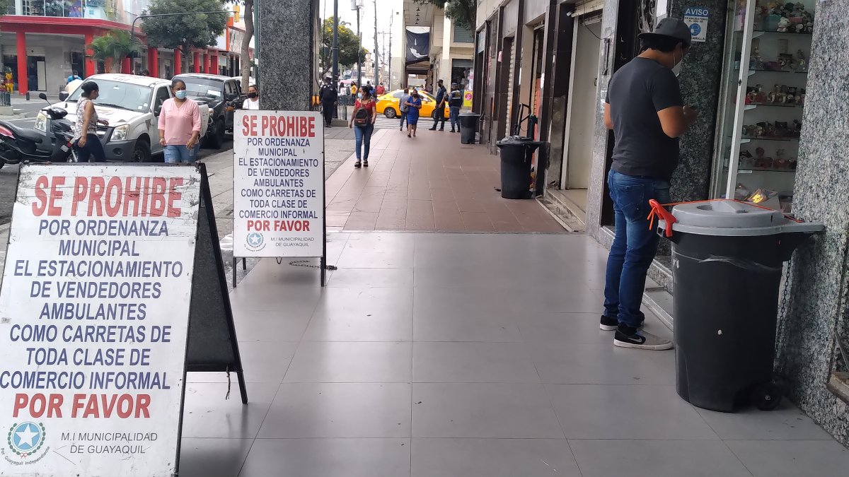 En varias veredas de la bahía están colocados letreros municipales que prohíben la presencia de los informales.