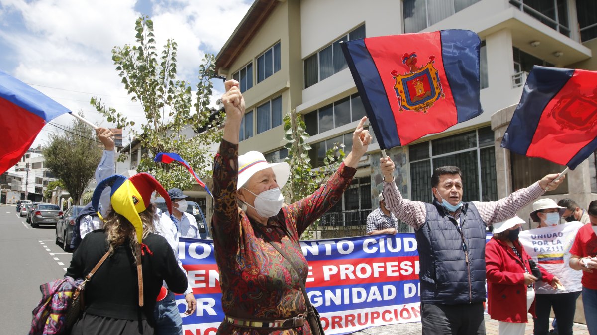 Mientras se llevaba a cabo la audiencia en el Tribunal Contencioso Electoral, decenas de personas realizaron un plantón.