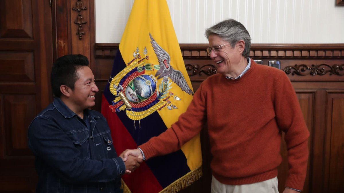 El presidente (d) y el alcalde saludan en la oficina del jefe de Estado en Carondelet.