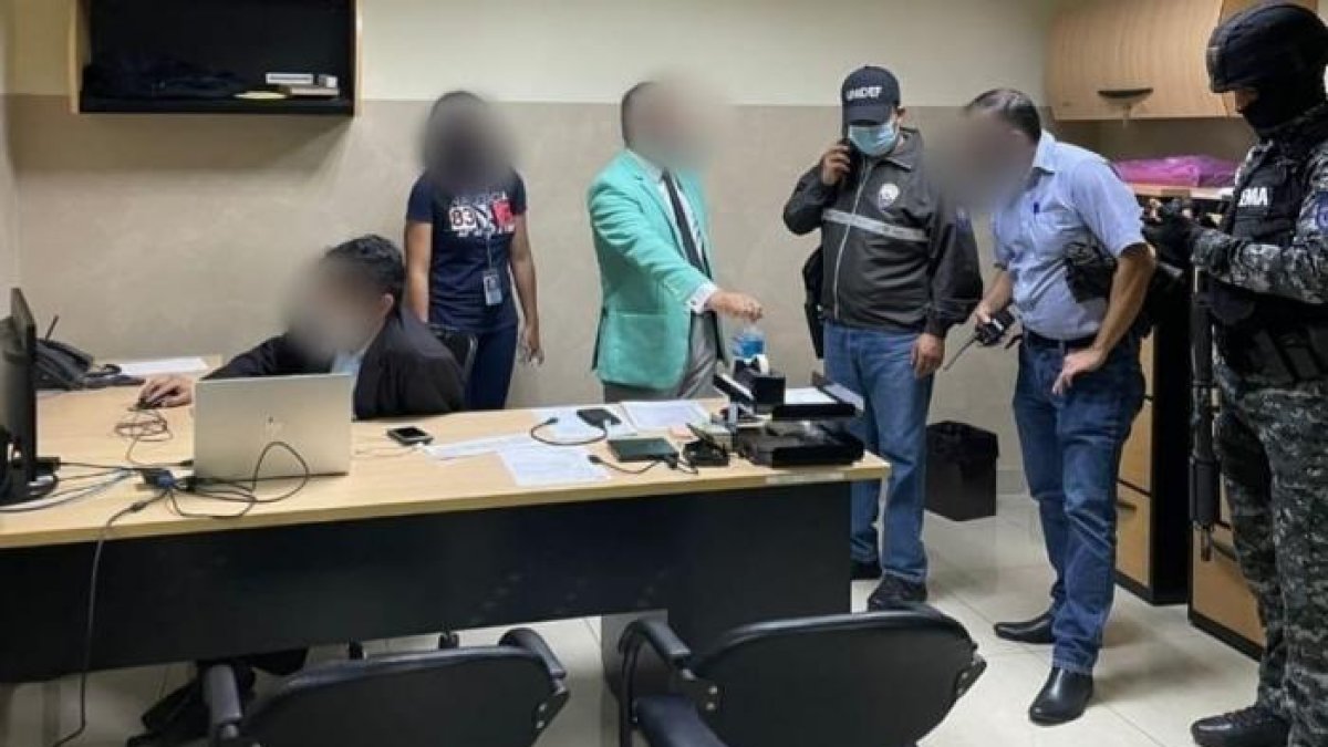 Guayas. La Policía se incautó de documentos y dispositivos electrónicos en el allanamiento.