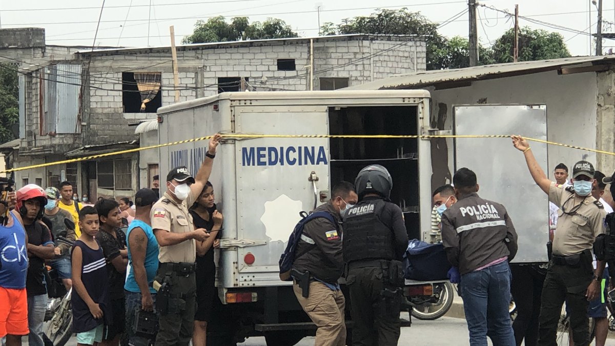 La víctima mortal se encontraba comiendo naranjas en una esquina, en compañía de un grupo de amigos con quienes estaba realizando trabajos de albañilería.