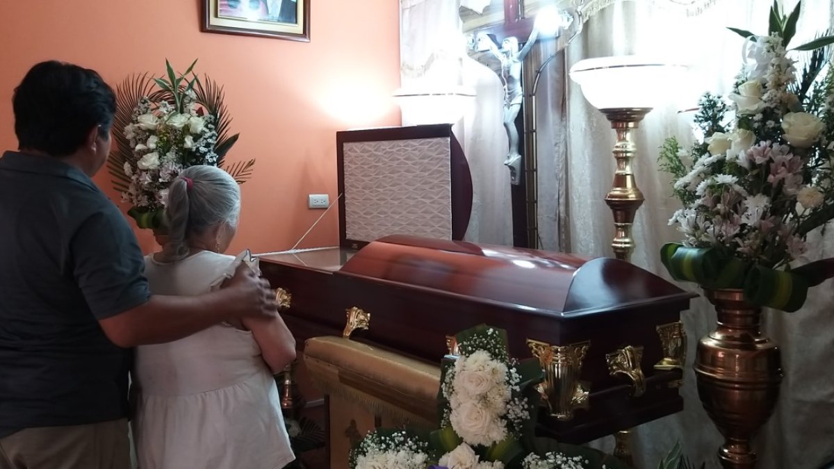 Los restos de Gary Misael Rosero Villafuerte son velados en la sala de su casa.