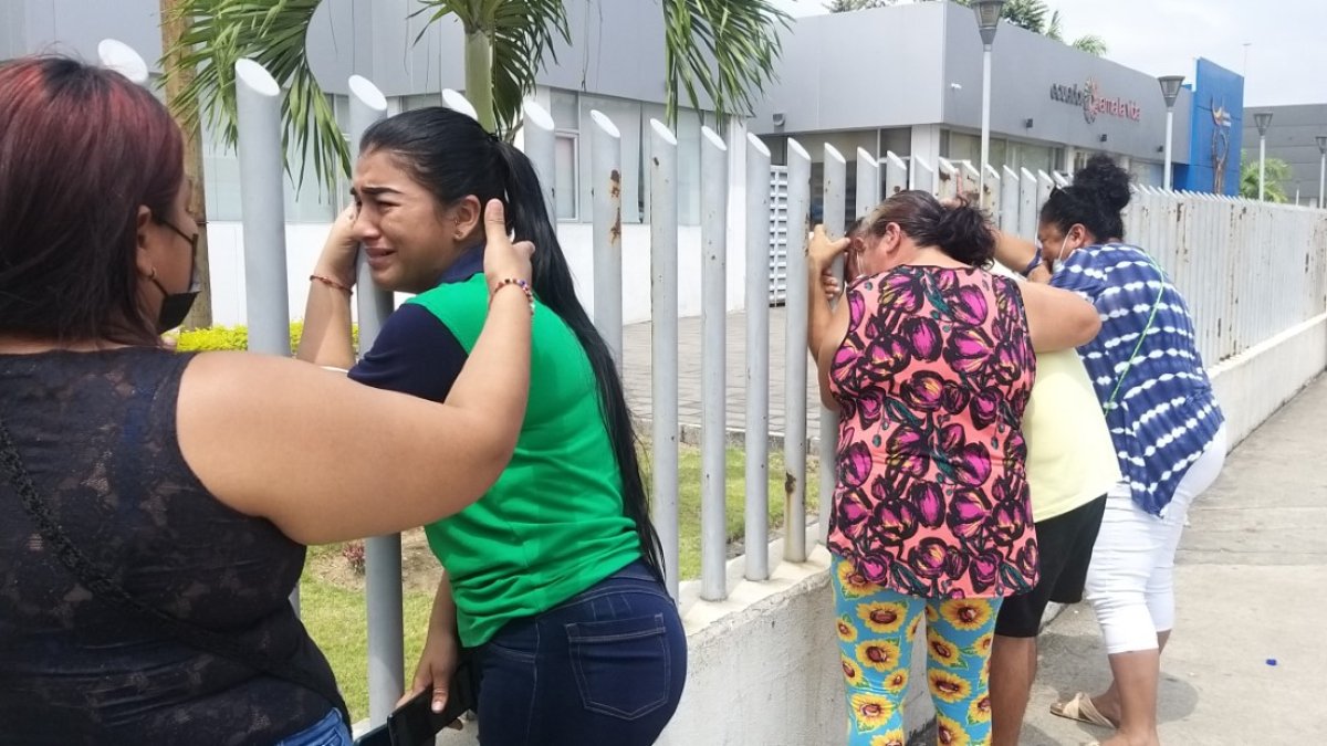 Los familiares y el padre de Édison Polanco Méndez lloraba desconsolado su deceso.