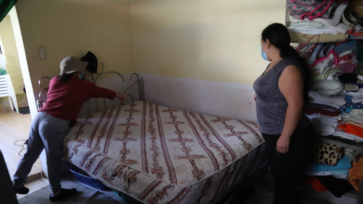 La mujer muestra que la bala impactó en la pared en el momento justo en el que ella y su marido estaban acostados en esa cama.