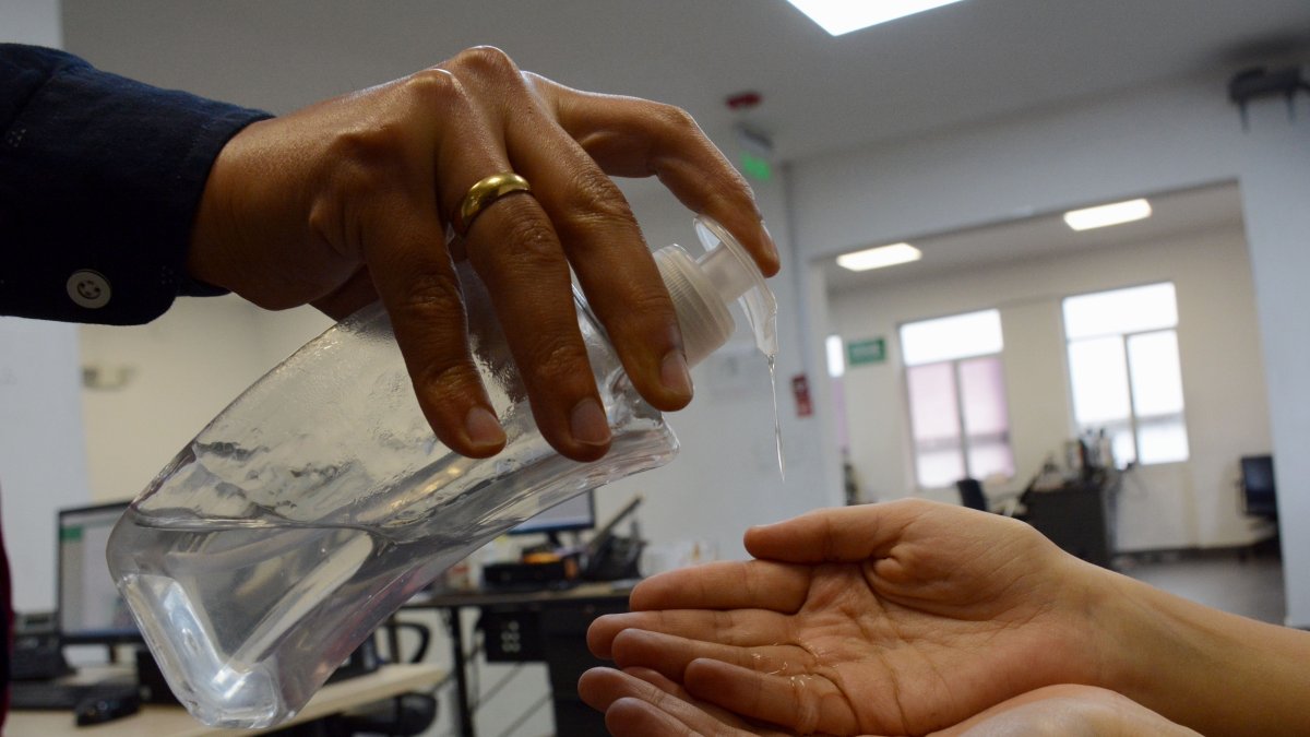 Es mejor es llevar su propio gel antibacterial o alchohol.