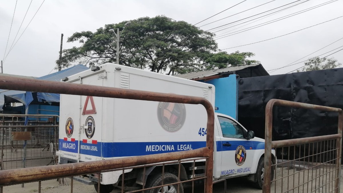 Esta es una de las ambulancia de Medicina Legal que ingresó al centro carcelario. Llegó desde Milagro.