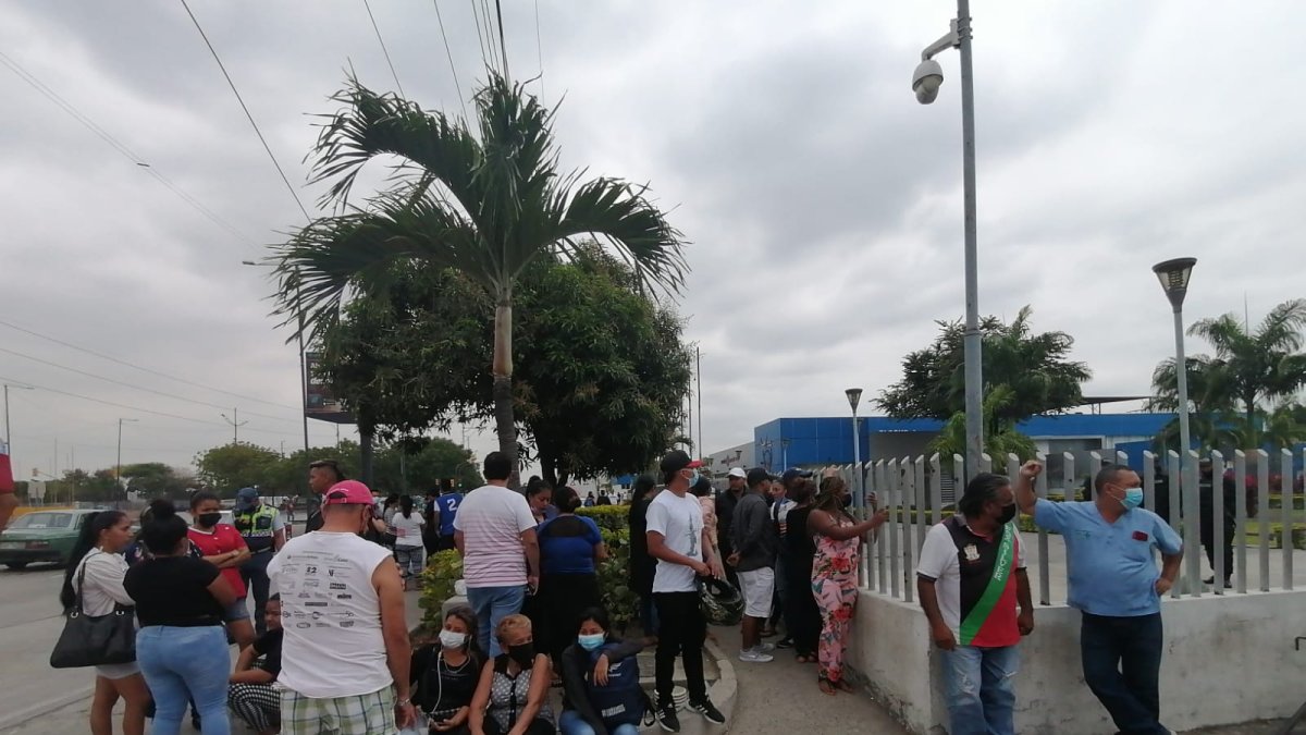 Los allegados se han agolpado en los exteriores del Laboratorio de Criminalística y Ciencias Forenses, de Guayaquil.