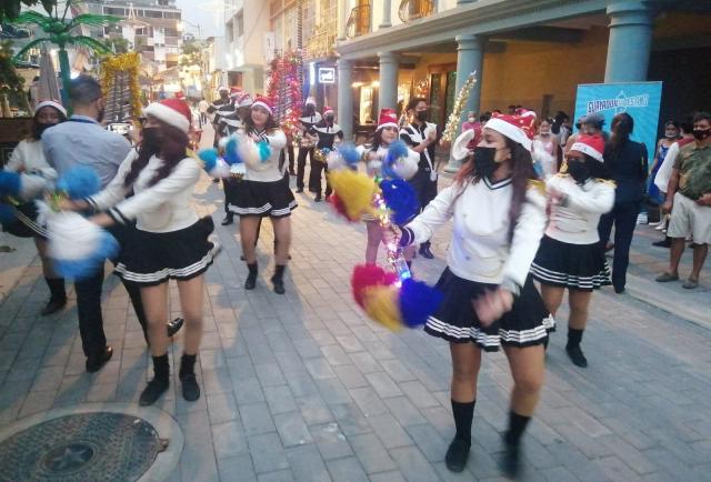 Guayaquil: Entre duendes, bailes y villancicos se inicia la fiesta navideña en la calle Panamá