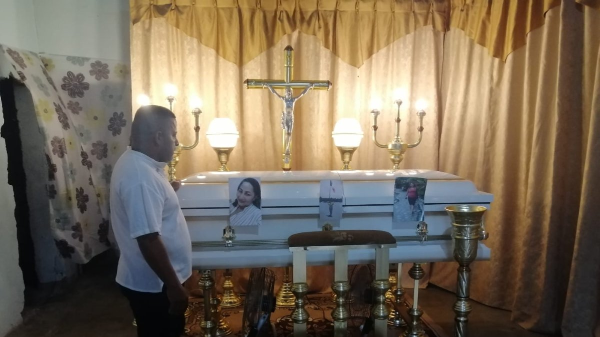 Feretro de la mujer ecuatoriana repatriada.