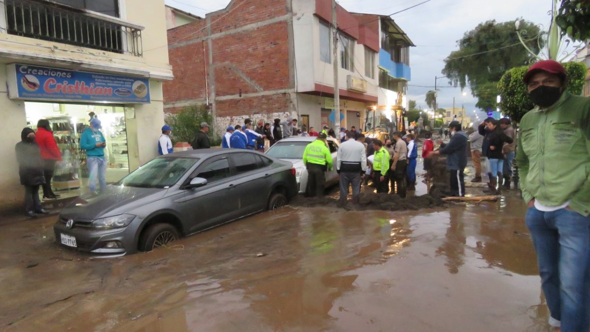 Carros, motos, mercadería y enseres fueron arrastrados por el agua.