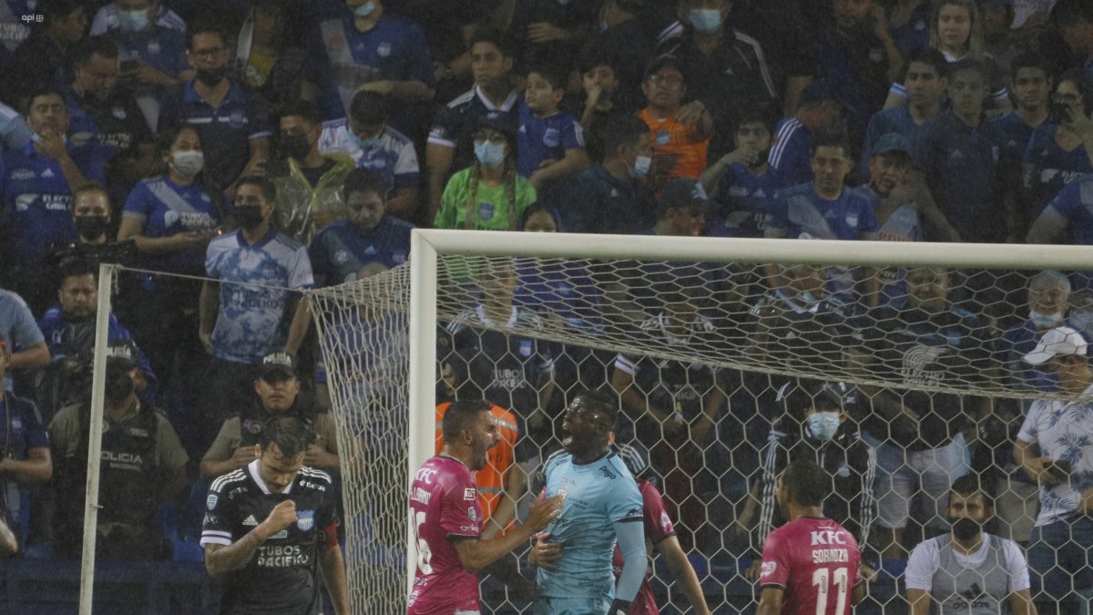 Momento de gloria, Independiente del Valle se tomaba el Capwell. El golero Ramírez le había tapado el penal a Sebastián Rodríguez.