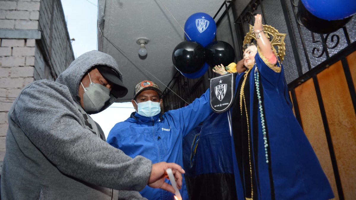 El Divino Niño fue vestido con la camiseta de Independiente del Valle.