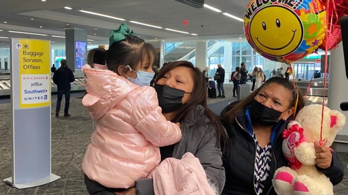 Gladys Guallpa recibe a la menor en el aeropuerto La Guardia, en Nueva York.