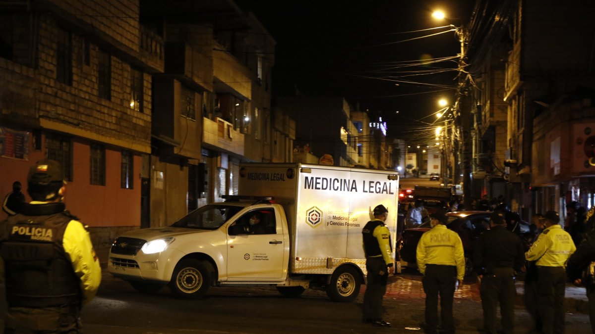 Después de dos horas de indagar en la zona, los cadáveres fueron extraídos del interior del vehículo.