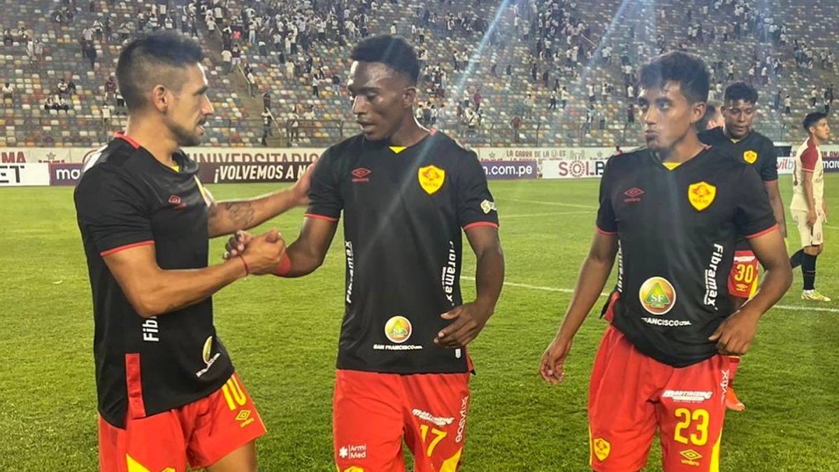 El capitán del Aucas, Víctor Figueroa (i), fue la figura oriental en el triunfo por 3-2 sobre el Universitario de Deportes, en Lima.