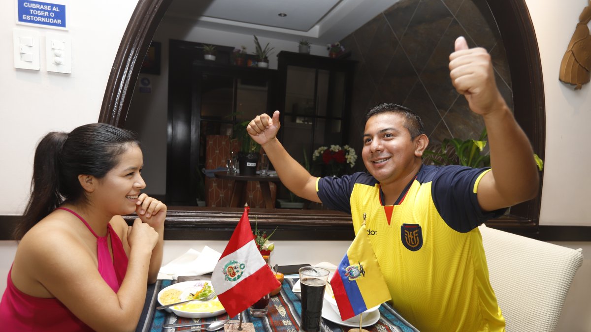 Una pareja conformada entre un ecuatoriano y una peruana disfrutaron el encuentro entre sus selecicones.