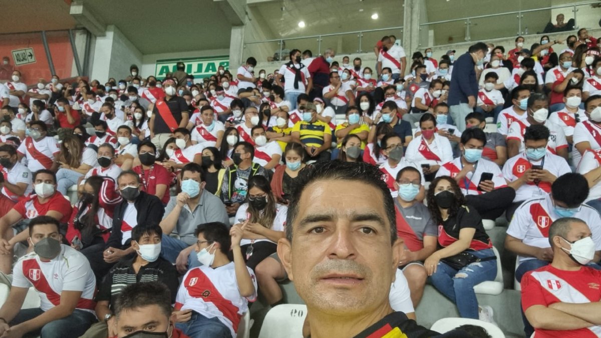 Juan Carlos Bustamante, un lunar amarillo en medio de la hinchada peruana.