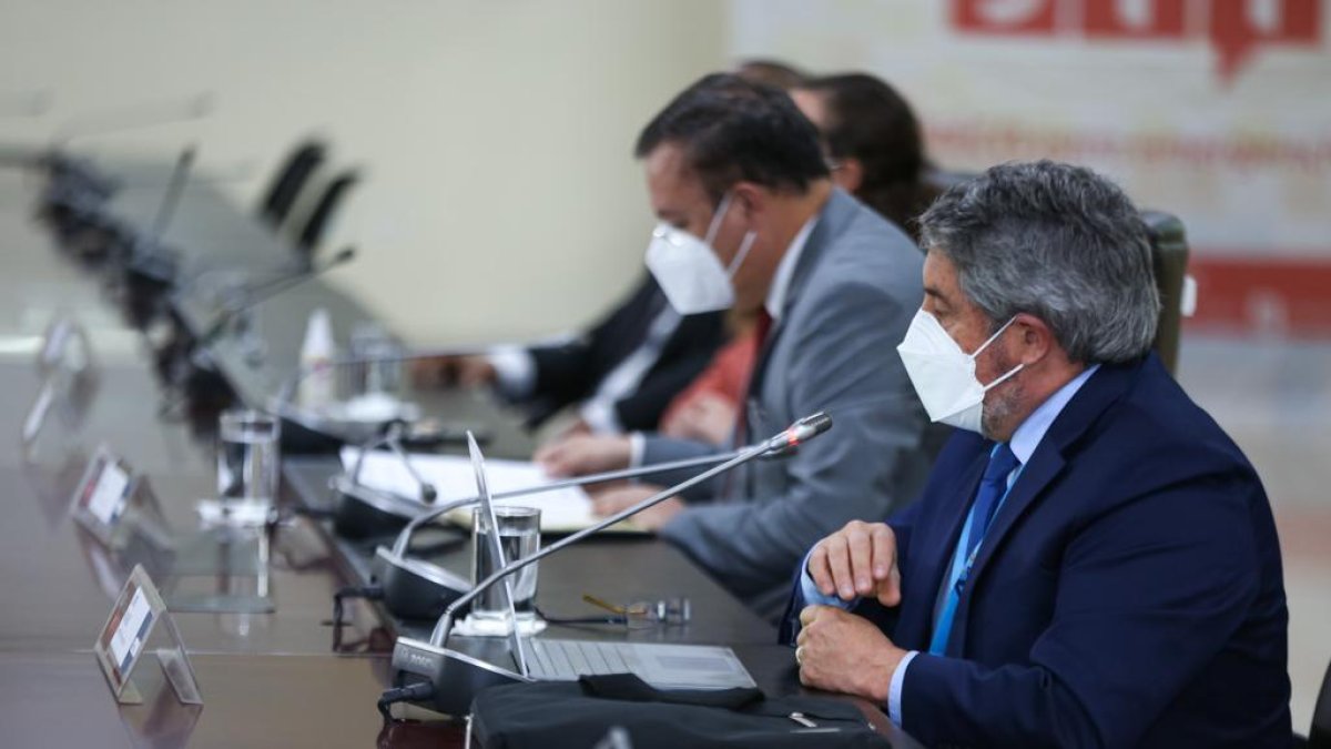 El titular del COE Nacional, Juan Zapata, estuvo acompañado de ministros y viceministros de Educación, Salud y Trabajo.