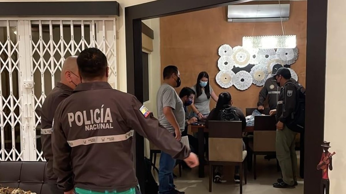 En el allanamiento se incautó dinero en efectivo como parte de las evidencias.