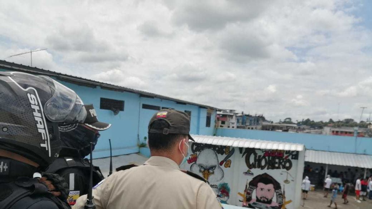 Los agentes policiales vigilaban de que no exista ningún tipo de amotinamiento.