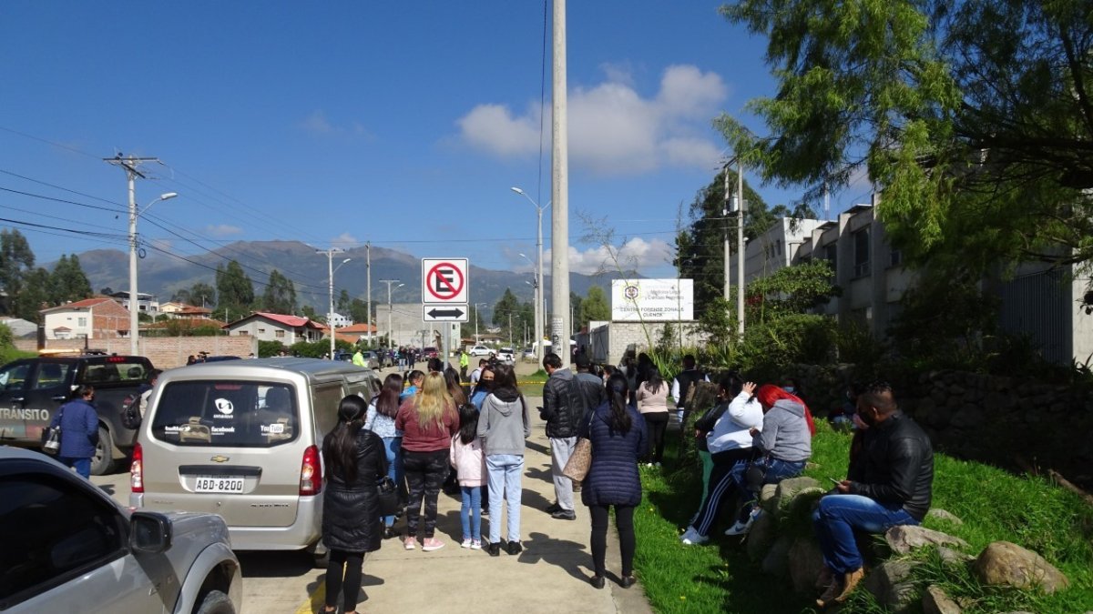 Desde la tarde del domingo, allegados de los internos buscaban información.