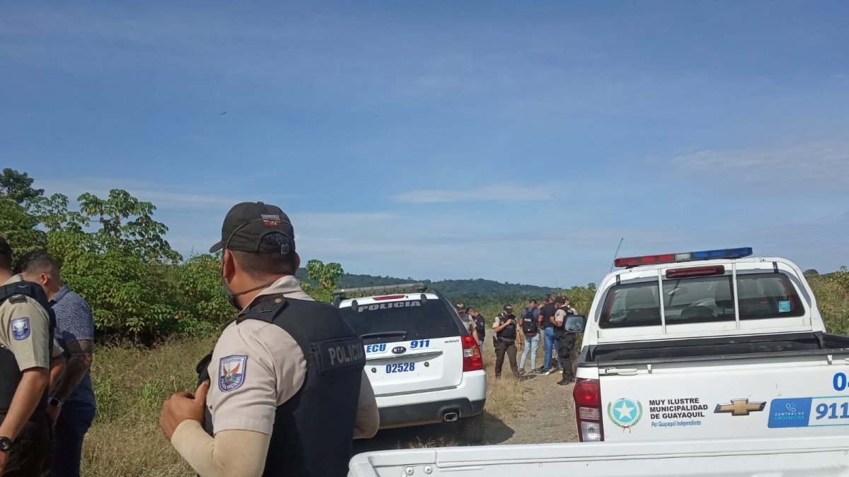 El hallazgo fue hecho por un niño en Monte Sinaí, norte de Guayaquil . La víctima vestía jean azul y camiseta roja.
