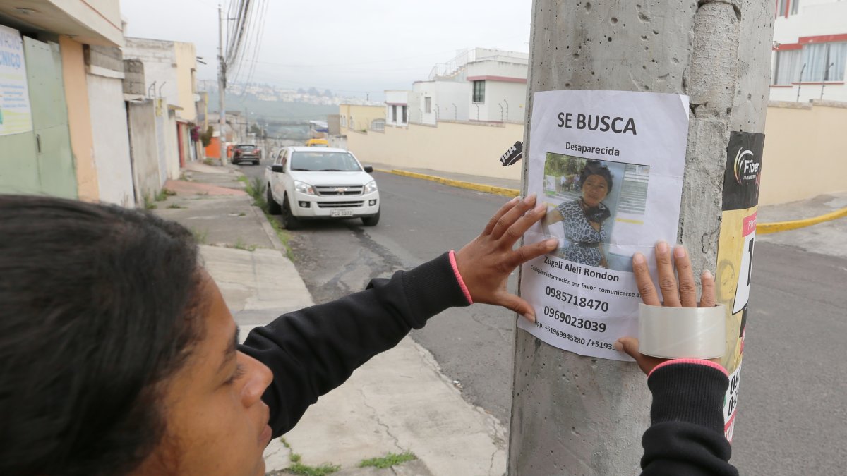 La hija de la desaparecida ha pegado hojas con la foto de la señora en Quito.