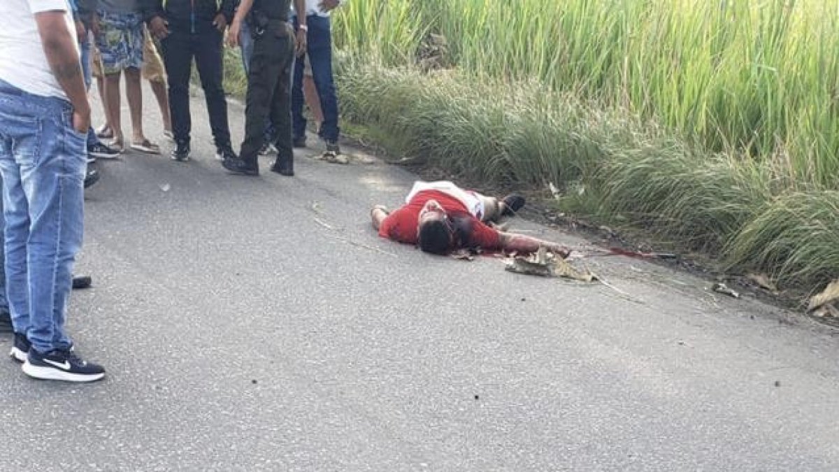 El cuerpo quedó tendido en la calzada y los trámites dieron aviso a las autoridades.