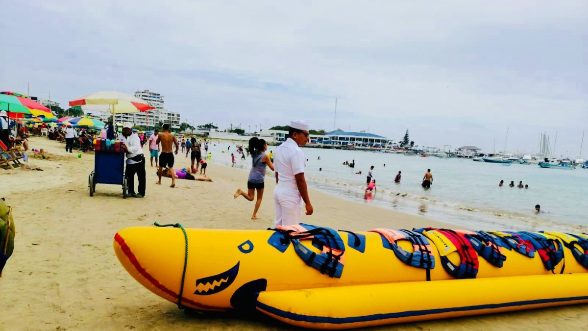 Los pocos turistas que llegaron a Salinas disfrutaron al máximo.
