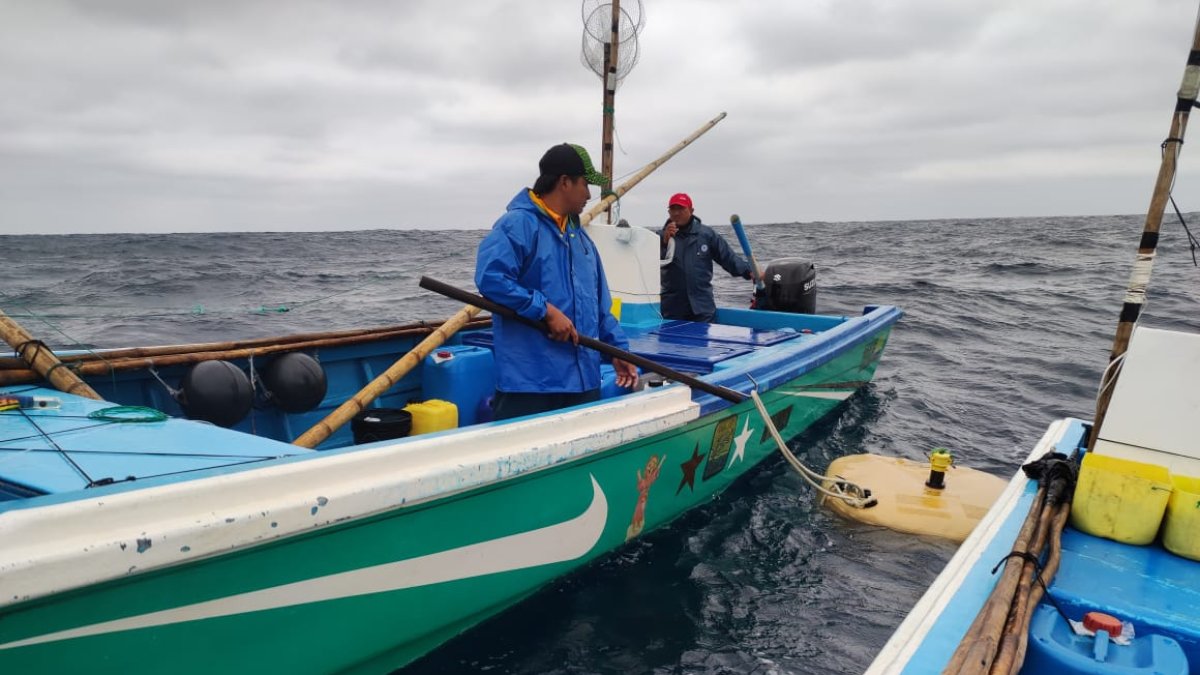 El hombre les contó a los pescadores manabitas que tenía dos días a la deriva y junto a él estaban otros dos pescadores.