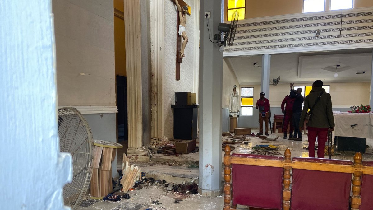 La Policía observa los daños ocasionados por los ataques a una iglesia, donde murió medio centenar de personas.