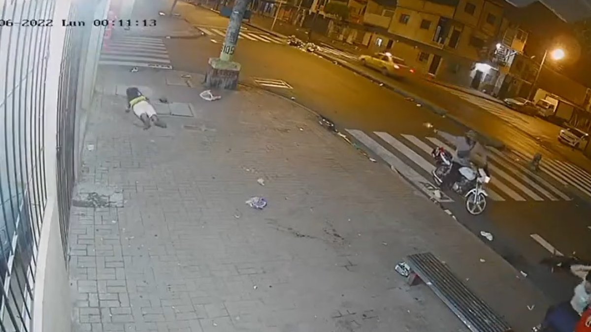 El adolescente cayó sobre el parterre tras ser herido a tiros.