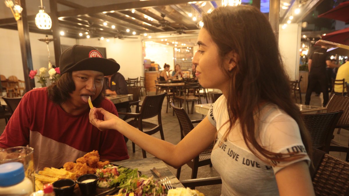 Leo le entregó un ramo de flores y Michelle le dio de comer en la boca. Es amor del bueno.