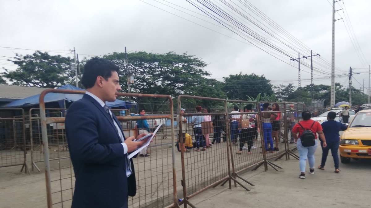 Alfredo Arboleda, abogado del deportista, estuvo presente fuera del centro de privación de libertad donde permanece recluido el deportista.