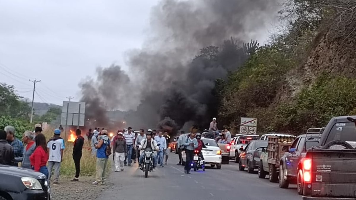 Con banderas , carteles, machetes en mano, quema de llantas, los manifestantes se han sumado a la movilización nacional.