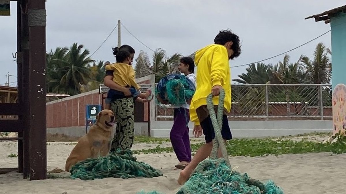 Cuando se enredan los cabos de pesca, los artesanos los cortan y dejan que se pierdan, contaminando el mar