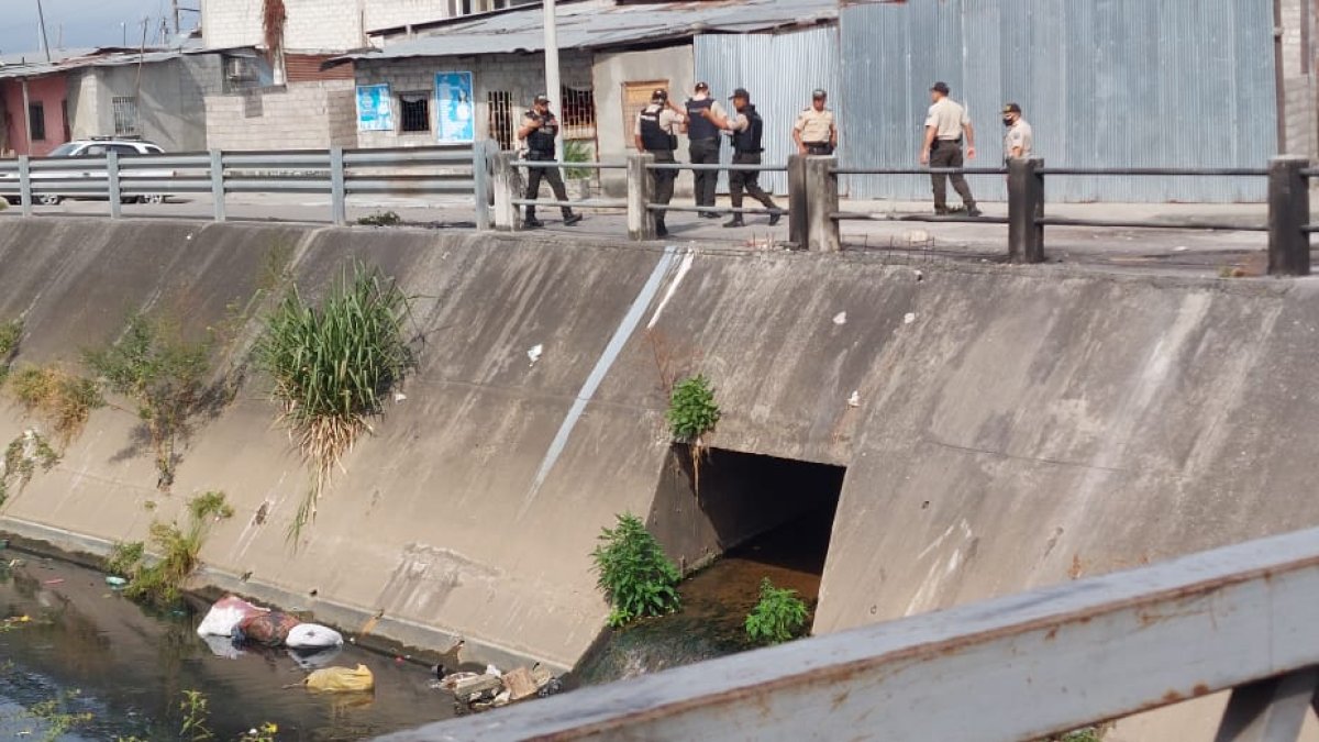 Posible cadáver ensacado dejado en el canal que divide el Bloque 10 de Bastión Popular con Mucho Lote 1.