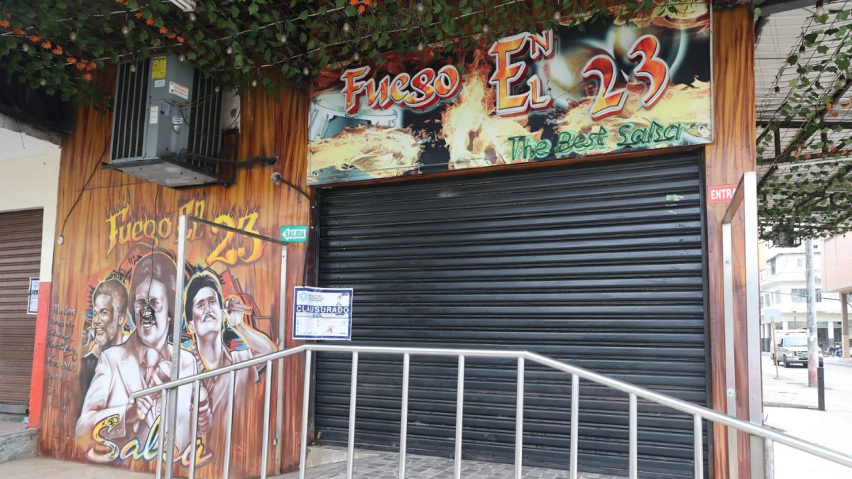 Este sábado en el sitio se observan sellos de clausura.